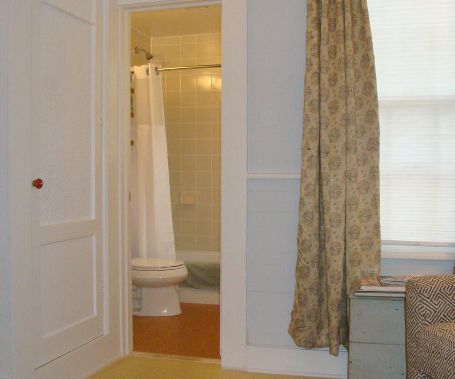 Jingle Bells Square Cottage-historic District-bright- Fireplace Holiday home *